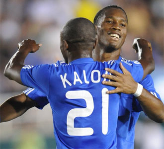 Salomon Kalou se abraza a Didier Drogba en un gol conseguido ante el Inter de Miln en un partido amistoso disputado en Los ngeles durante esta pretemporada