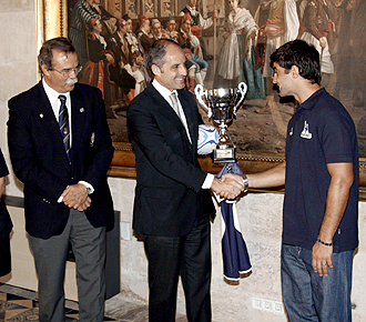 Martn Acea hace entrega del trofeo de subcamen de la Liga Superiberica conseguido por La Vila Mariners al presidente de la Generalitat Valenciana, Francisco Camps