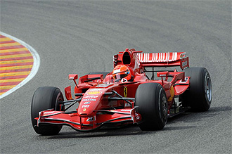 Schumacher, entrenando con un Ferrari en Mugello.