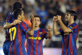 Víctor Sánchez, Xavi y Busquets celebran el segundo gol del Barça ante los Galaxy logrado por Jeffren.