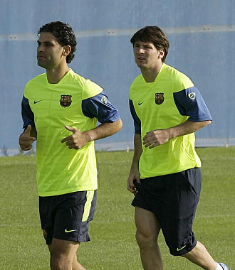 Márquez junto a Messi durante un entrenamiento del Barça