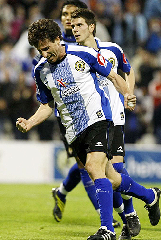 Fernando Morán, que logró el tanto de la victoria ante el Jove Espanyol, celebra un gol durante un partido de la pasada temporada