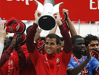 Cesc levanta la Emirates Cup.