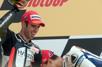 Melandri, en un podio de MotoGP en Francia.