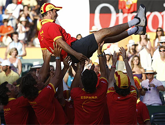 El equipo español mantea Costa tras ganar a Alemania