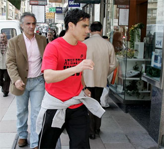 Omar Bravo, a su salida de las oficinas de Riazor para firmar su salida con el club corus
