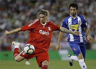 Torres dispara en el pasado amistoso contra el Espanyol.