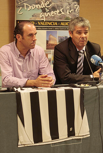 David Amaral, en la foto el da de su presentacin junto a Daniel Barroso, se estrenar este sbado al frente del Castelln