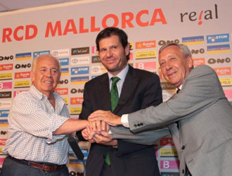 Los hermanos Mingarro junto a Elmery durante la rueda de prensa de la venta del Mallorca