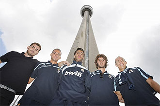 Casillas, Pepe, Torres, Granero y Robben posaron para MARCA en la CN Tower.