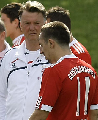Ribry y Van Gaal durante un entrenamiento del Bayern