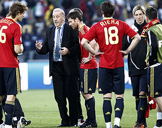 Del Bosque da instrucciones a sus jugadores durante un partido de la Copa Confederaciones