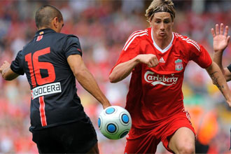 Juanito trata de parar a Torres en el amistoso entre el Atltico y el Liverpool en Anfield.