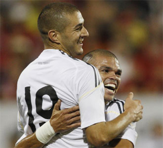Karim Benzema se abraza a Pepe tras conseguir el cuarto gol ante el Toronto