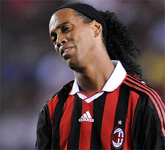 Ronaldinho se lamenta en un partido.