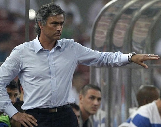 Mourinho da instrucciones durante la final de la Supercopa de Italia