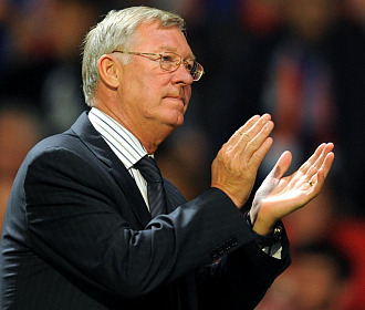 Ferguson aplaude durante un partido con el Manchester
