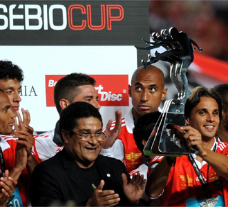 Eusebio ha entregado a Nuno Gomes la copa que lleva su nombre