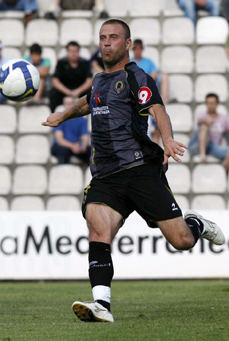 Rubn Navarro, en la imagen durante un partido de la pasada temporada con el Hrcules, ya marca goles con su nuevo equipo, el Nstic