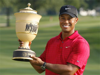 Tiger Woods posa sonriente tras ganar en el Firestone Country Club