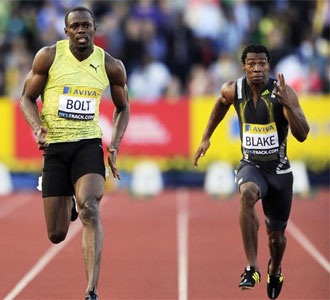 Yohan Blake, en la prueba de los 100 metros lisos, junto a Usaint Bolt, en el Gran Prix de Londres celebrado esta semana