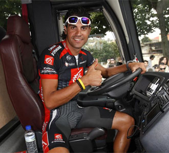scar Pereiro, en el autobs, en su retirada de esta pasada edicin del Tour de Francia