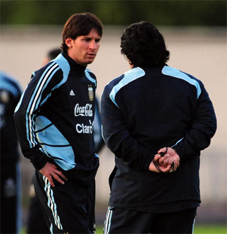 Messi charla con Maradona durante el entrenamiento celebrado en Mosc.