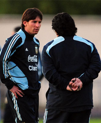 Messi hablando con Maradona.
