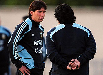Messi conversa con Maradona en un entrenamiento.