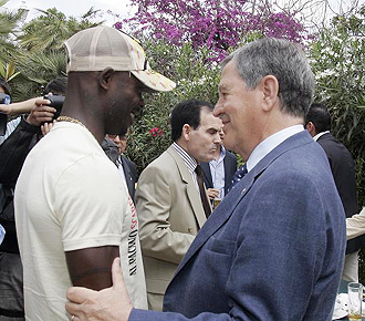 El presidente Pepe Len y el cameruns Eman durante un acto de la temporada pasada... eran otros tiempos, ahora no hay sonrisas entre ambos