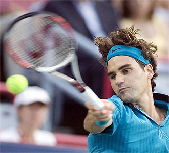 Roger Federer golpea una bola.