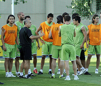 Antonio Tapia se dirige a sus jugadores durante uno de los entrenamientos de pretemporada