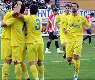 Los jugadores del filial del Villarreal celebran uno de los cinco goles que consiguió ante el Sant Jordi