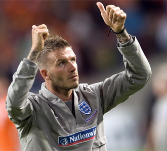 David Beckham saluda a la aficin en el partido que enfrent a su seleccin con la de Holanda este pasado mircoles