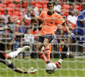 Pedro marca un tanto ante el Al-Ahl en Wembley