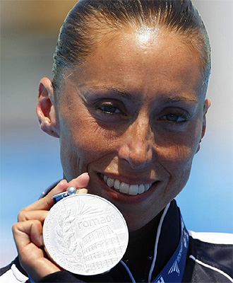 Gemma Mengual posa con una de las medallas logradas en Roma.