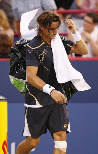 David Ferrer se retira lesionado de la pista en Montreal tras medirse a Rafa Nadal.