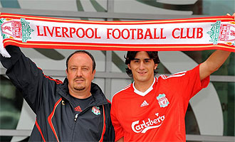 Rafa Bentez posa con Aquilani en su presentacin con el Liverpool