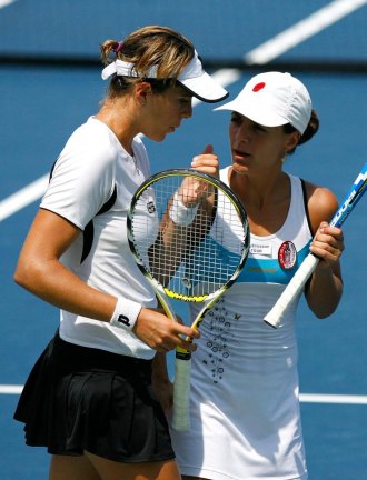 Mara Jos Martnez y Nuria Llagostera, durante la final de Cincinnati.