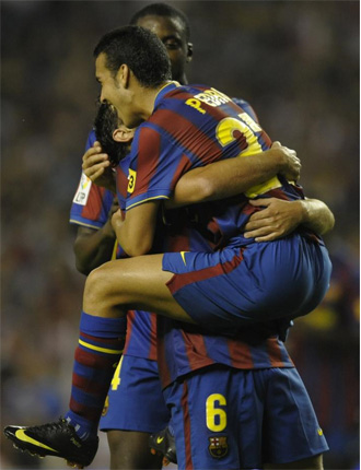 Pedro celebra junto a Xavi el gol de la victoria culé en San Mamés.