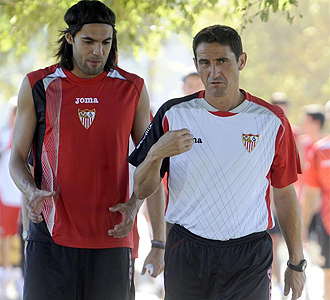 Sergio Snchez junto a Manolo Jimnez en un entrenamiento.