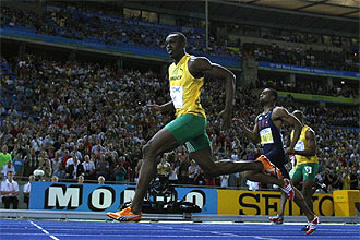 Usain Bolt, en primer trmino, en un momento de la final de los 100 metros lisos del Mundial de Berln.