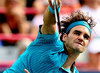 Roger Federer golpea una pelota.
