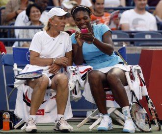 Martina Navratilova y Serena Williams, durante un partido de exhibicin en Toronto.