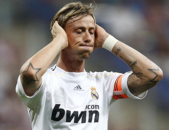 Guti lamentándose durante un partido del Madrid