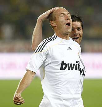 Robben celebrando su golazo