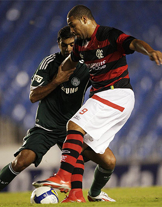 Adriano, en un partido con el Flamengo