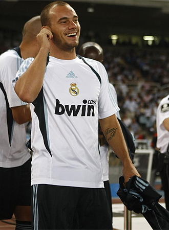 Wesley Sneijder sonre en un partido del Madrid.