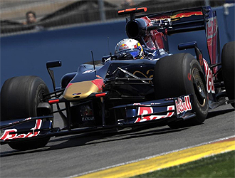 Jaime Alguersuari, con su Toro Rosso en Valencia