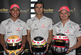 Los tres pilotos posan con los cascos que llevarn en el Gran Premio de Europa